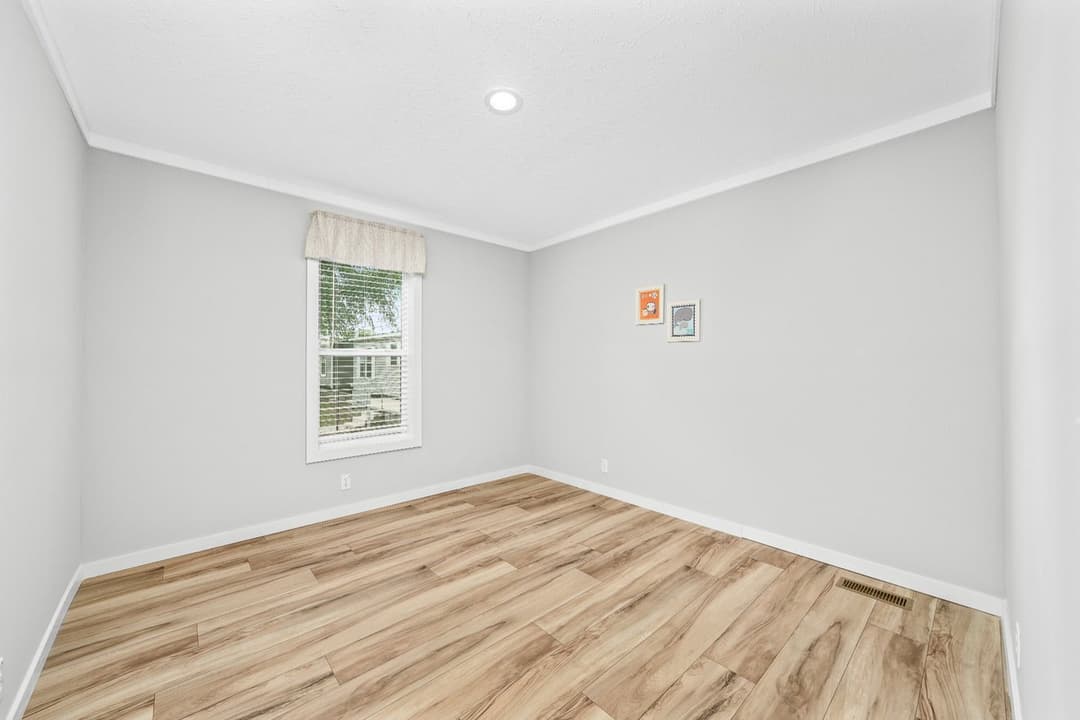 X model 32684x bedroom home features