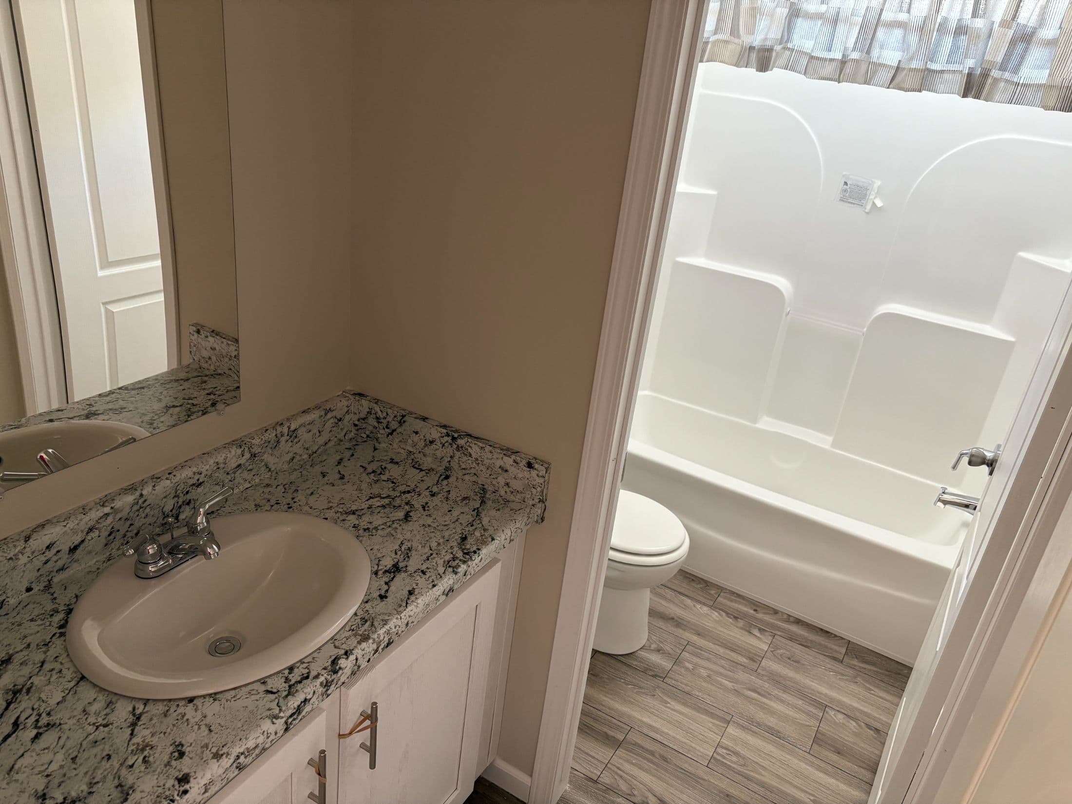 Md-10-32 lynnox bathroom home features