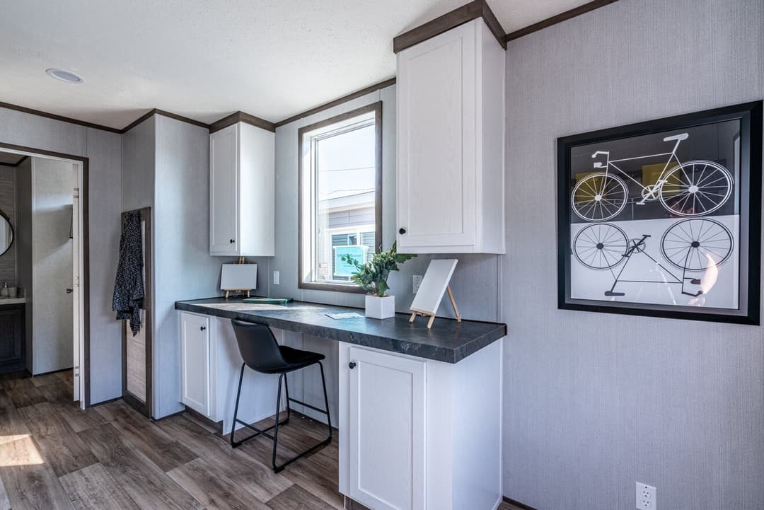 Entertainer 28764e interior home features