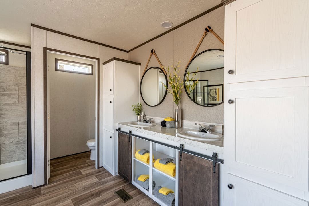 Entertainer 28764e bathroom home features