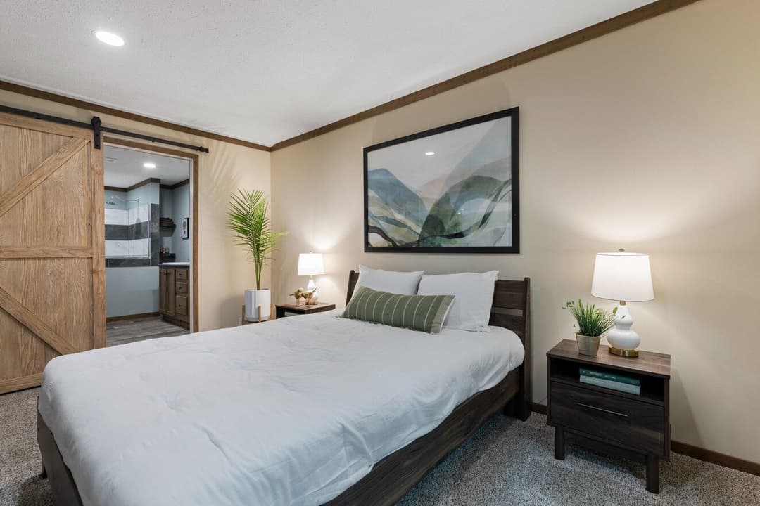 Excalibur 32644x bedroom home features