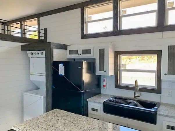 Pelican bay | 4b 111 kitchen home features