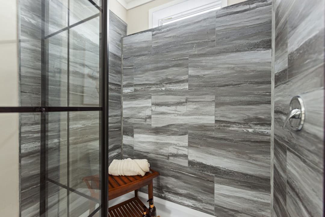 Escape 28443b bathroom home features