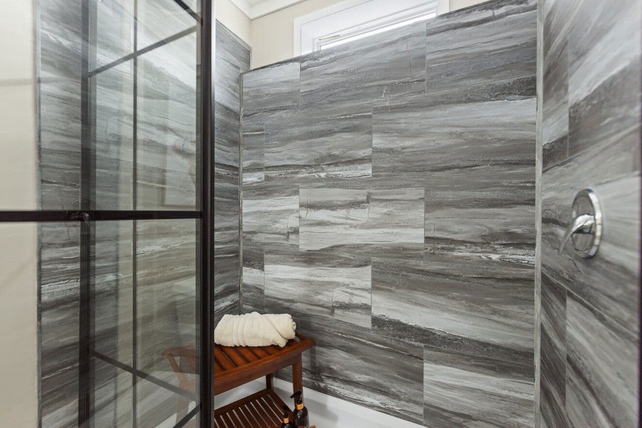 Escape 28443b bathroom home features