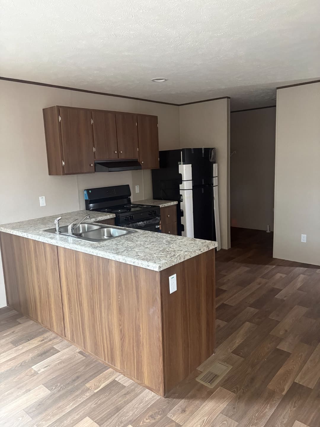 Dogwood kitchen home features