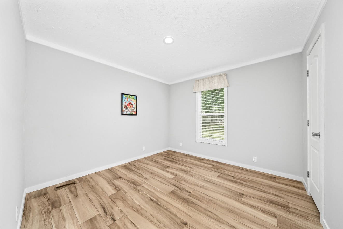 X model 32684x bedroom home features