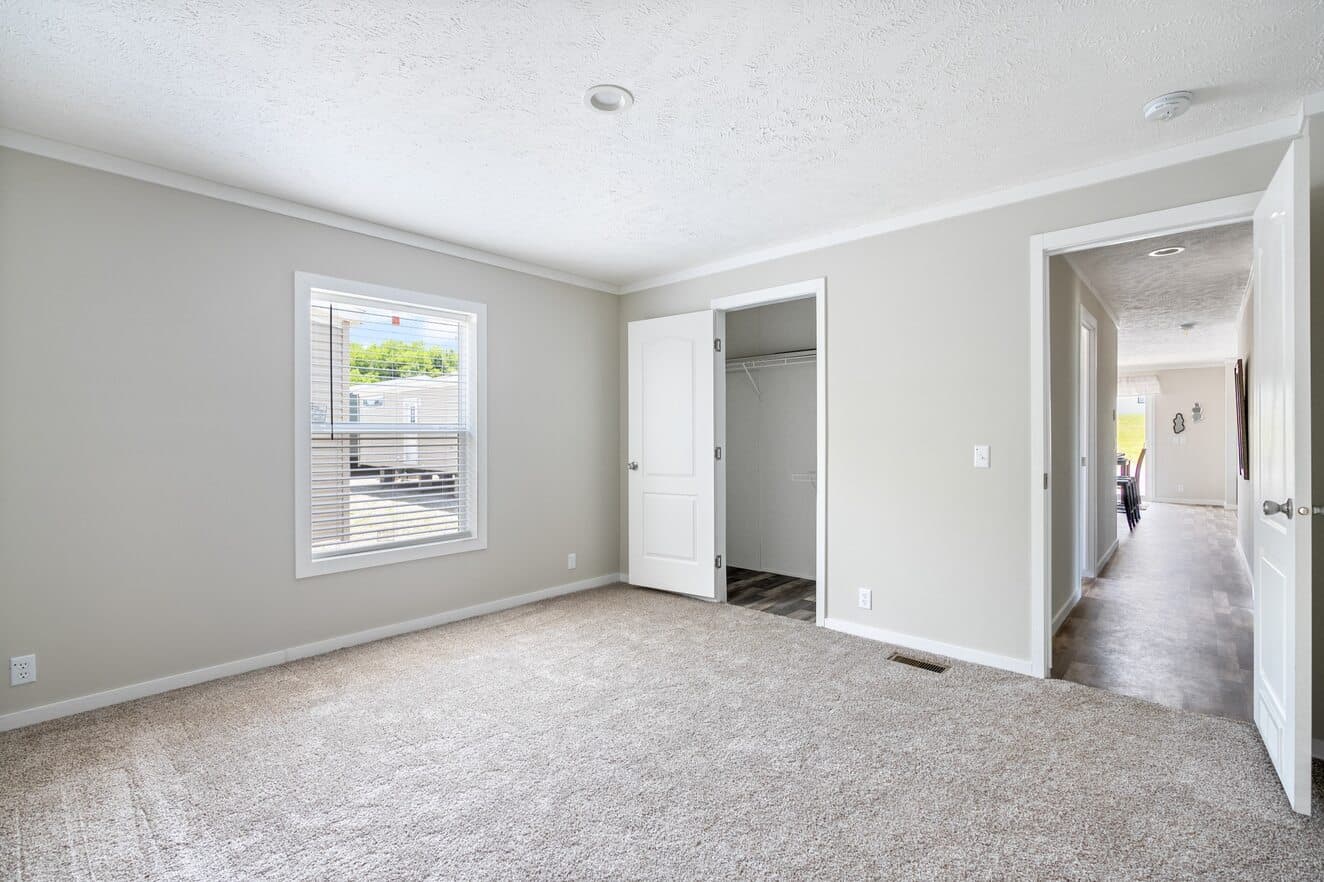 Uproar 28483u bedroom home features