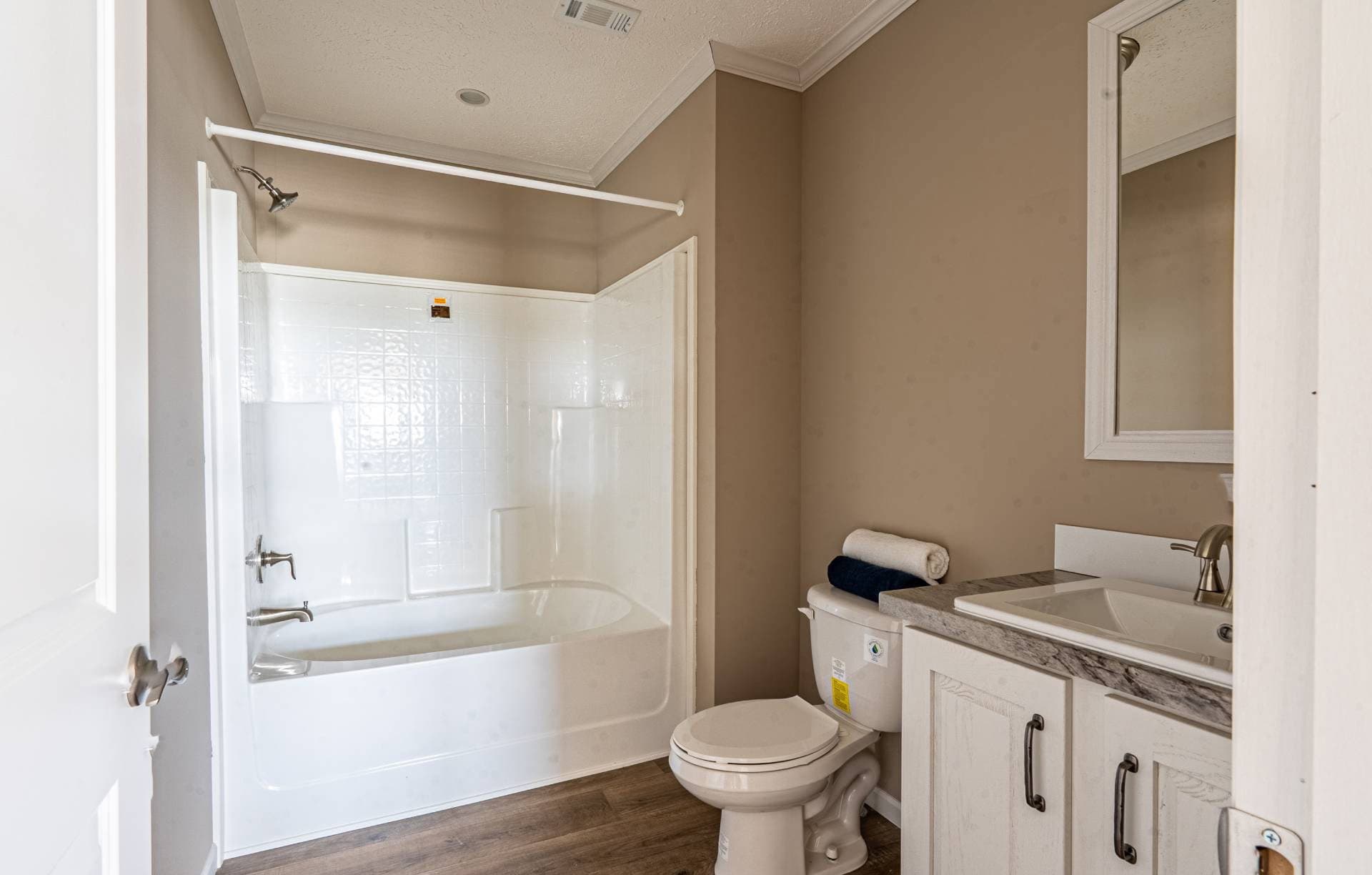The bandon  home features