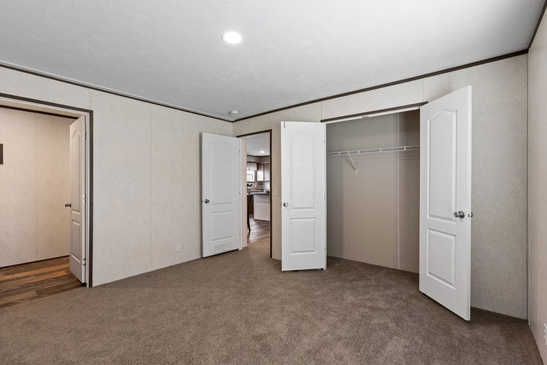 Express 28443w bedroom home features