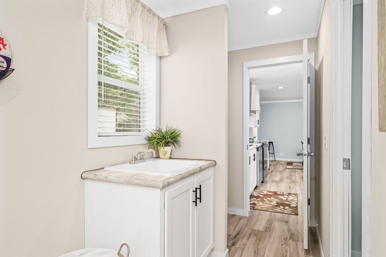 X model 32684x bathroom home features