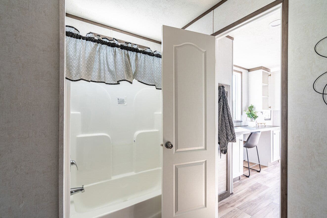 Entertainer 28764e bathroom home features