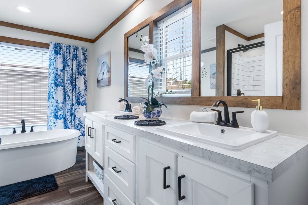 Lizzie bathroom home features