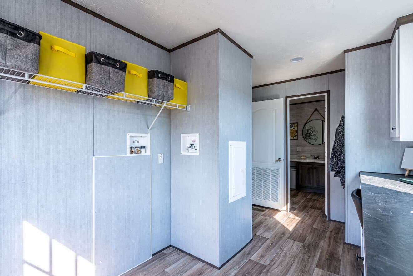 Entertainer 28764e interior home features