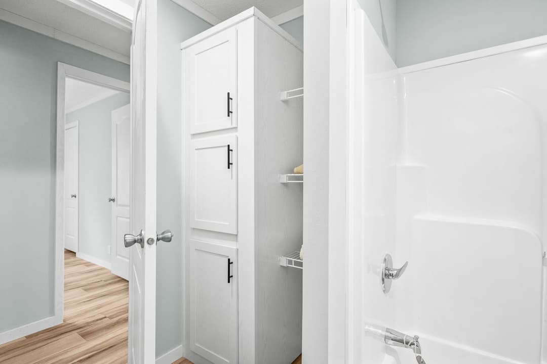 X model 32684x bathroom home features