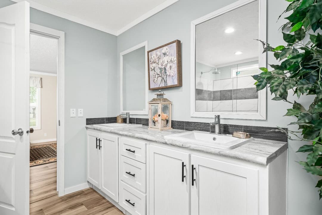 X model 32684x bathroom home features