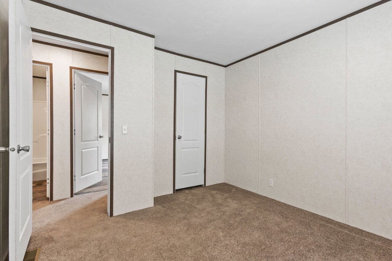 Express 28443w bedroom home features